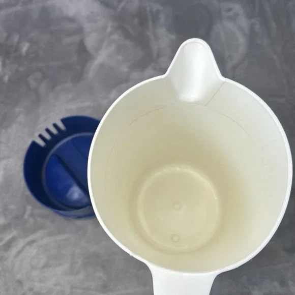 Vintage Pillsbury Doughboy 80 oz White Plastic Pitcher W/ Blue Lid - Picture 9 of 10